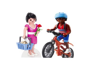 un petit garçon et une petite fille à vélo