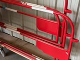un banc rouge qui se trouve dans un garage