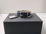 une montre posée sur une boîte