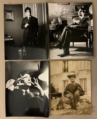 quatre photographies en noir et blanc représentant un homme assis sur une chaise