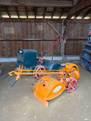 un tracteur équipé d'une charrue, dans une grange