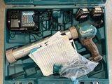 une mallette à outils bleue contenant une perceuse et d'autres outils