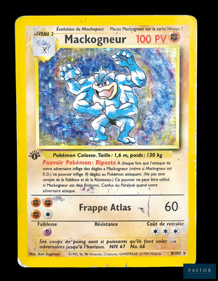 une photo d'une carte Pokémon représentant un personnage Pokémon bleu et blanc