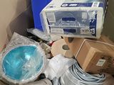 une boîte en carton remplie de différents types d'objets