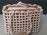 un panier contenant du courrier, posé sur une table