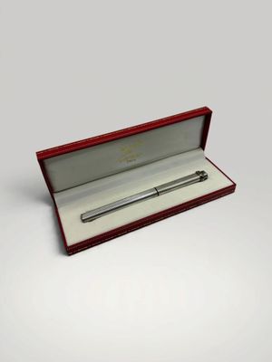 l'image d'un stylo dans un cadre rouge sur un fond blanc