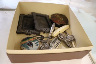 une boîte d'objets assortis posée sur une table