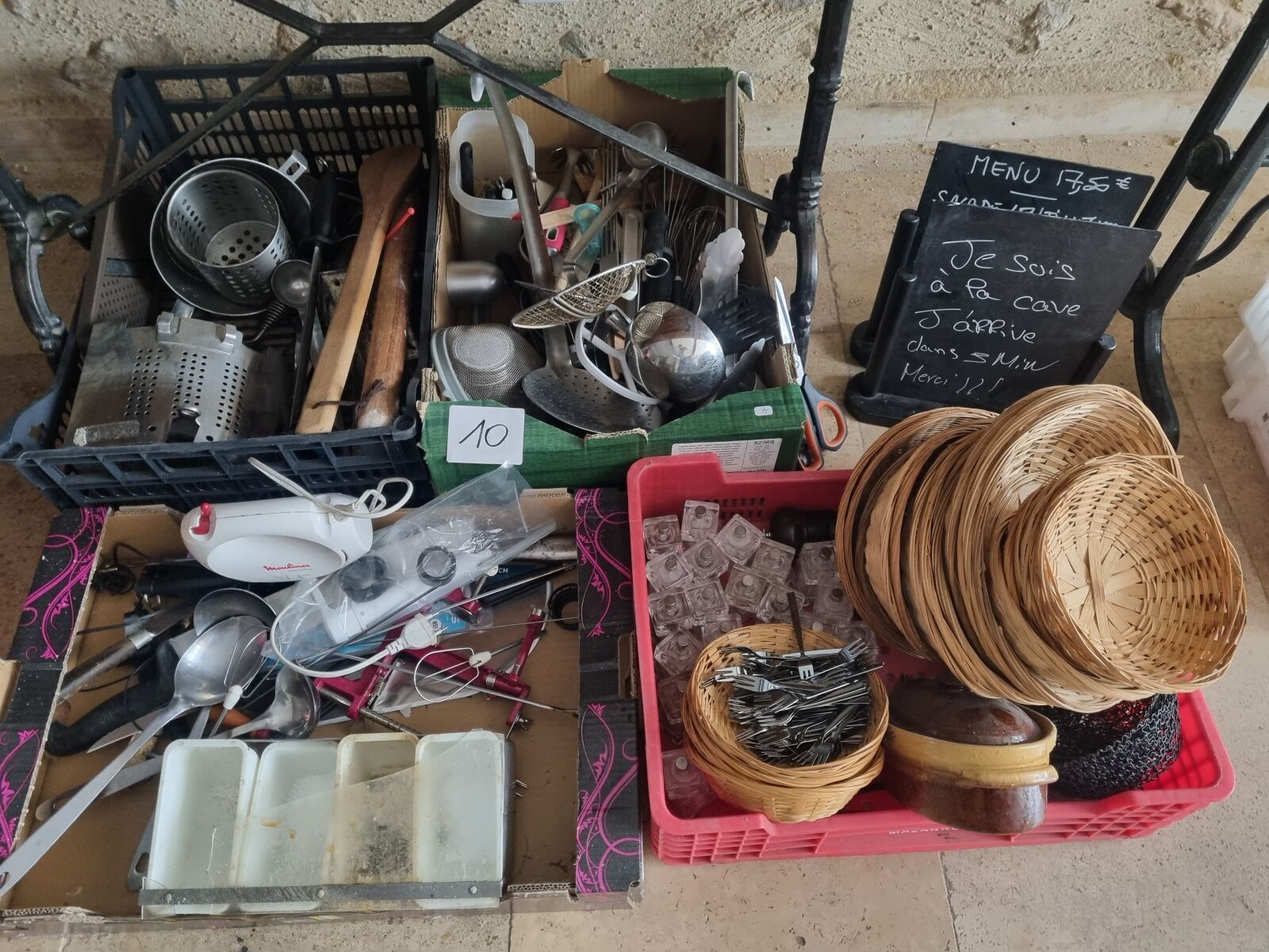 1 lot de salières, panières àpains, ustensiles de cuisine