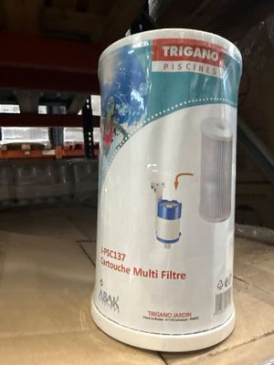 un bidon d'eau posé sur une boîte en carton