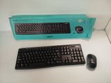 un clavier et une souris posés sur une table