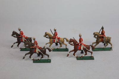 plusieurs figurines représentant des hommes à cheval sur un fond blanc