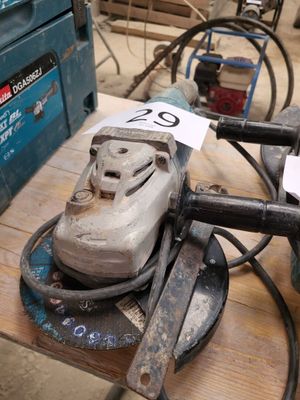 une machine posée sur une table dans une pièce