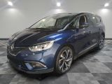 une voiture bleue garée dans un garage au sol en damier