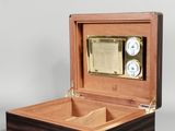 une boîte en bois avec une horloge à l'intérieur