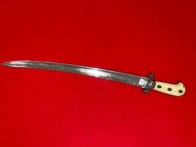 Dague de chasse, poignée moulurée ornée de trois olives en a…