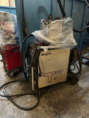 une machine posée par terre à côté d'un chariot