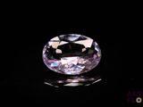 gros plan d'un diamant violet sur une surface noire