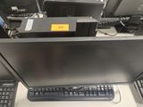 beaucoup d'ordinateurs posés sur un bureau