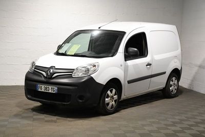 la photo d'une camionnette blanche garée dans un garage