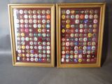 deux photos encadrées représentant des boutons, exposées dans un cadre doré