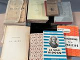 plusieurs livres sont empilés sur une table