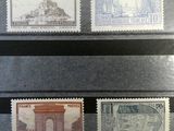 quatre types de timbres différents sont présentés sur un fond noir