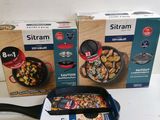 deux boîtes de Sitram sont posées à côté d'une poêle et d'une poêle