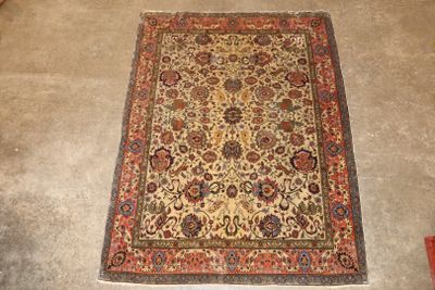 un tapis posé au sol au milieu d'une pièce où se trouve un tapis rouge