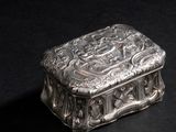 une boîte ancienne en argent, ornée d'un motif sur fond noir
