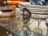 une table en verre sur laquelle sont posés des bols et des vases