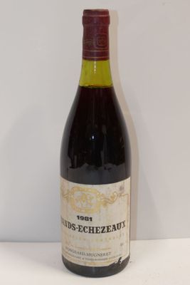 une bouteille de vin posée sur une table