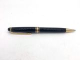 le stylo est posé sur la table, prêt à être utilisé