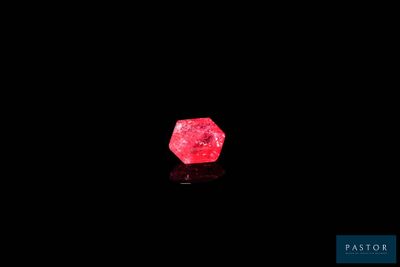 gros plan d'un diamant rouge sur une surface noire