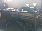 une photo d'un établi encombré d'objets divers