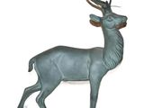 une statue représentant un cerf avec des bois sur la tête