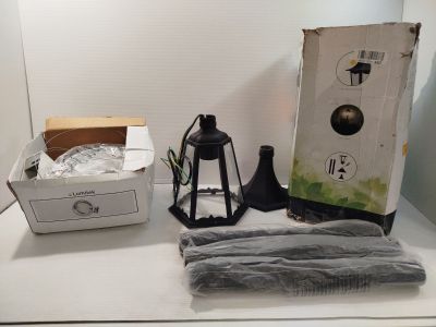 un plan de travail blanc sur lequel sont posés une lampe et quelques objets