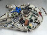 une maquette d'un véhicule de la Guerre des Millénaires de Star Wars posée sur une table