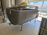 une grande cuve en acier inoxydable au milieu d'une pièce