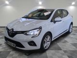 la voiture blanche est garée sur le sol à carreaux d'un garage