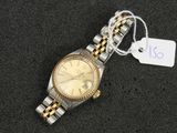 une image d'une montre attachée au poignet d'une personne