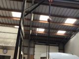 une camionnette blanche garée dans un garage