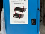 une boîte bleue sur laquelle est apposée une étiquette indiquant « plaque chauffante Smart Broder »