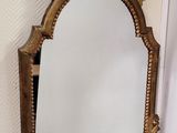 un miroir accroché au mur à côté d'un lavabo