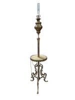 Guéridon tripode formant lampadaire en laiton.