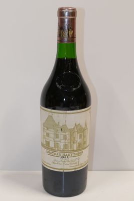 une bouteille de vin posée sur une table