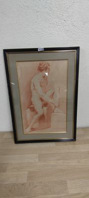 une photo d'une femme nue assise par terre