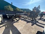 un petit avion garé sur un parking