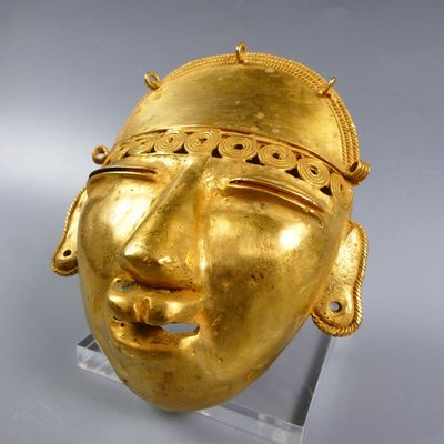 Colombie. Masque de chaman au diadème spiralé. - Photo 1