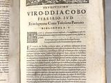 un livre ouvert avec l'image d'un oiseau dessus