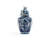 un vase bleu et blanc avec un couvercle sur fond blanc